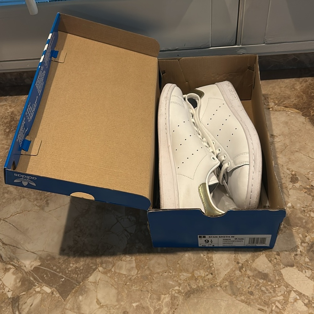 Adidas Stan Smith with gold back trim women’s 9.5